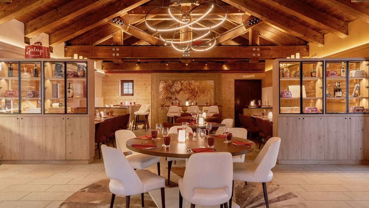 luxury-ski-all-inclusive-sestriere-pragelato-oxford-ski-trattoria-restaurant-inside (2).jpg