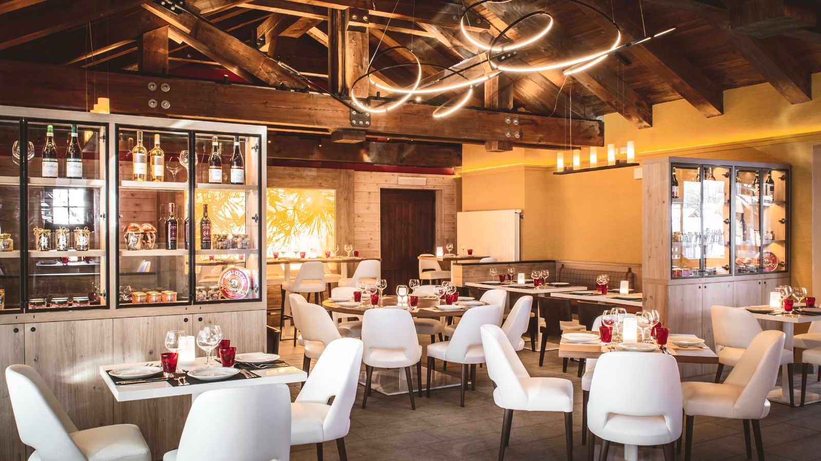 luxury-ski-all-inclusive-sestriere-pragelato-oxford-ski-trattoria-restaurant-inside (3).jpg