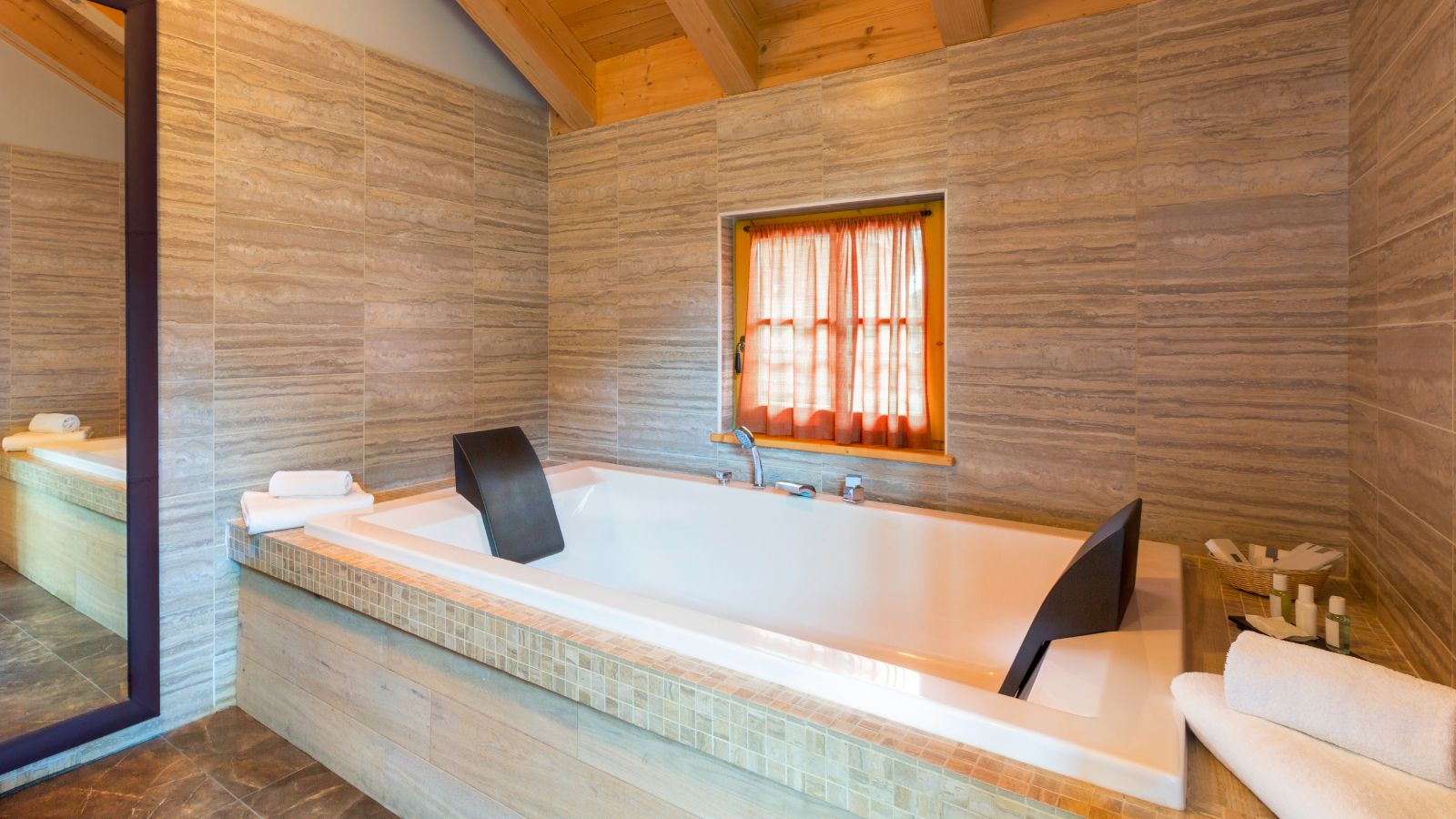 luxury-ski-all-inclusive-sestriere-pragelato-oxford-ski-bathroom (2).jpg