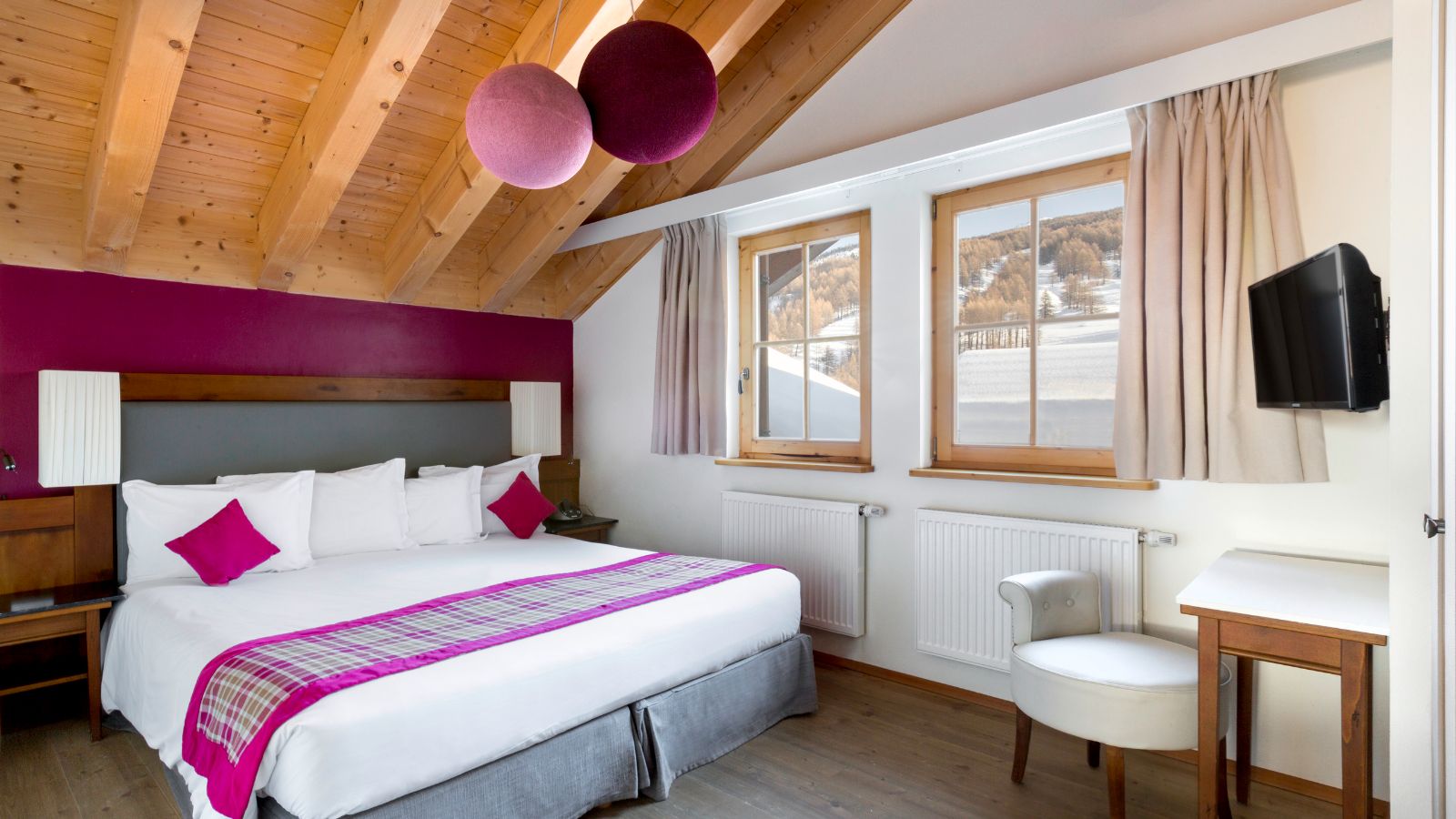 luxury-ski-all-inclusive-sestriere-pragelato-oxford-ski-bedroom (3).jpg