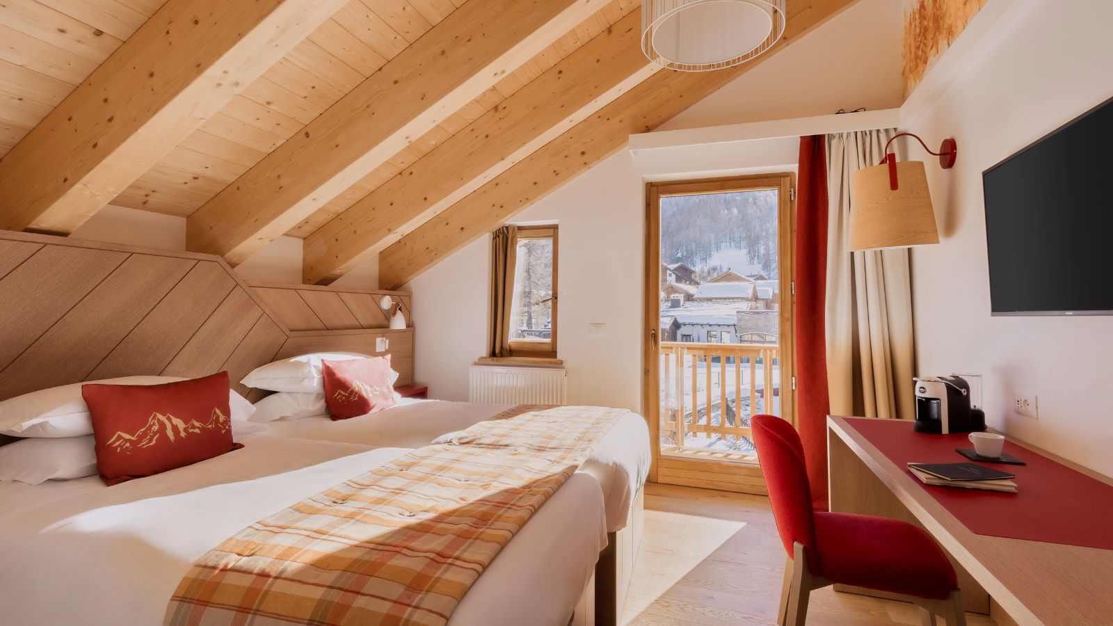 luxury-ski-all-inclusive-sestriere-pragelato-oxford-ski-bedroom (4).jpg