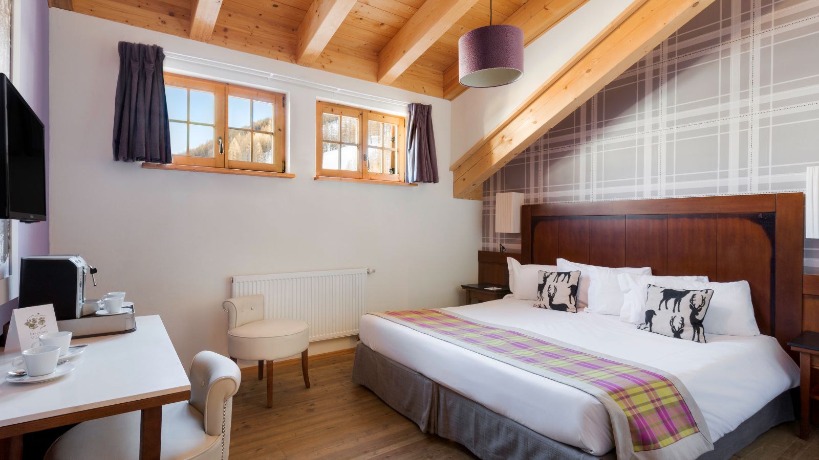 luxury-ski-all-inclusive-sestriere-pragelato-oxford-ski-bedroom (7).jpg