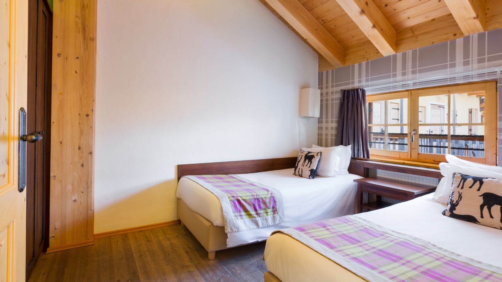 luxury-ski-all-inclusive-sestriere-pragelato-oxford-ski-bedroom (8).jpg