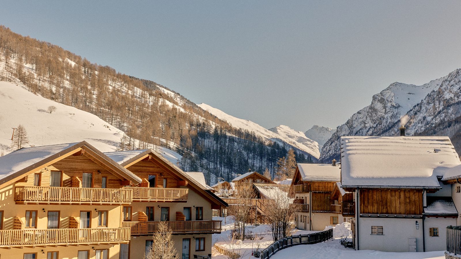 luxury-ski-all-inclusive-sestriere-pragelato-oxford-ski-exterior (2).jpg