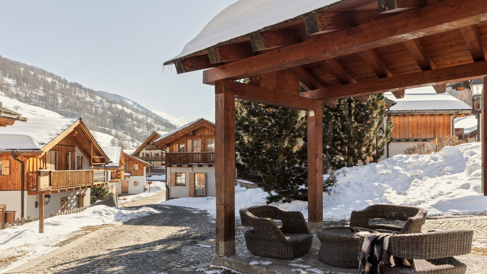 luxury-ski-all-inclusive-sestriere-pragelato-oxford-ski-exterior (3).jpg