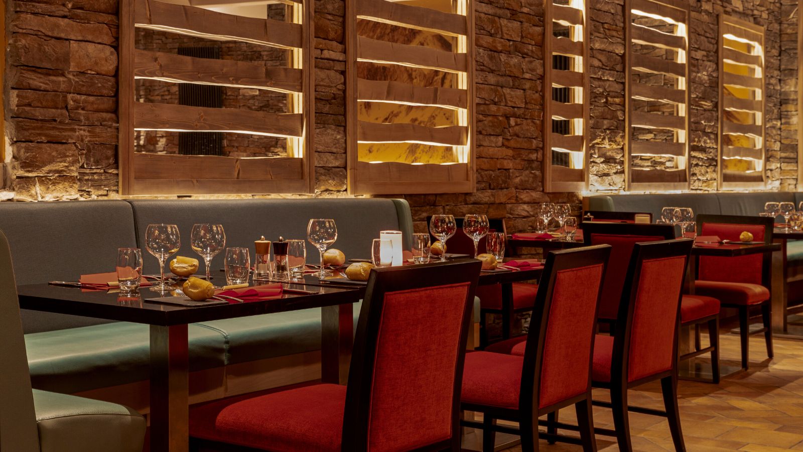 luxury-ski-all-inclusive-sestriere-pragelato-oxford-ski-la-tana-restaurant.jpg