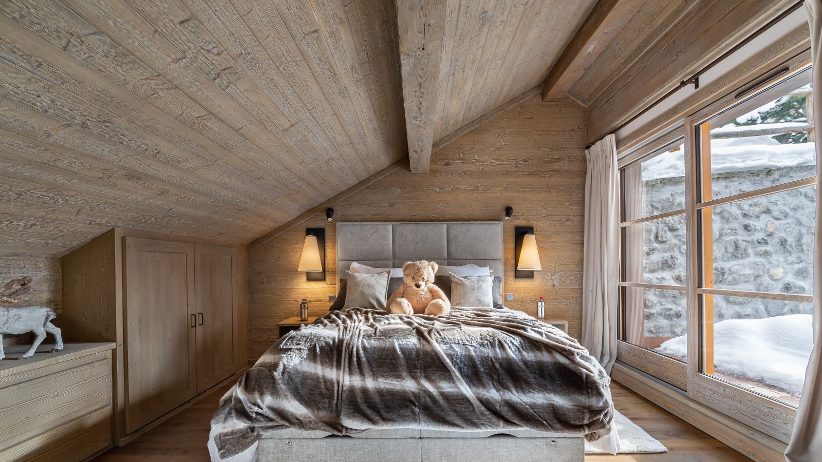 Luxury-ski-chalet-Meribel-Chalet-d'Hadrien-oxford-ski-bedroom1.jpeg