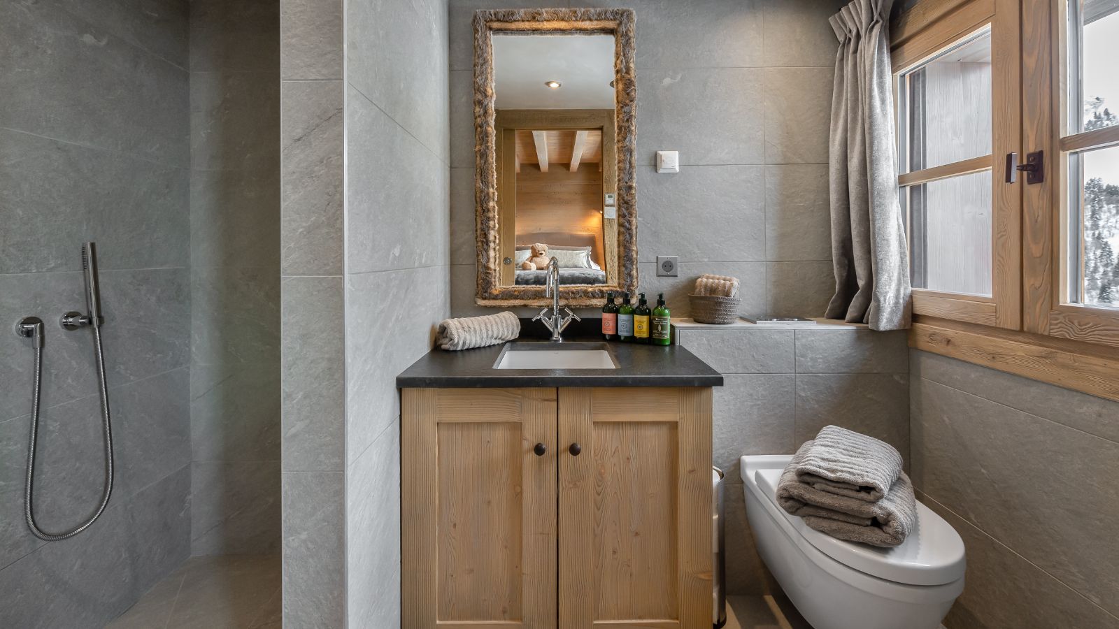Luxury-ski-chalet-Meribel-Chalet-d'Hadrien-oxford-ski-bathroom.jpeg