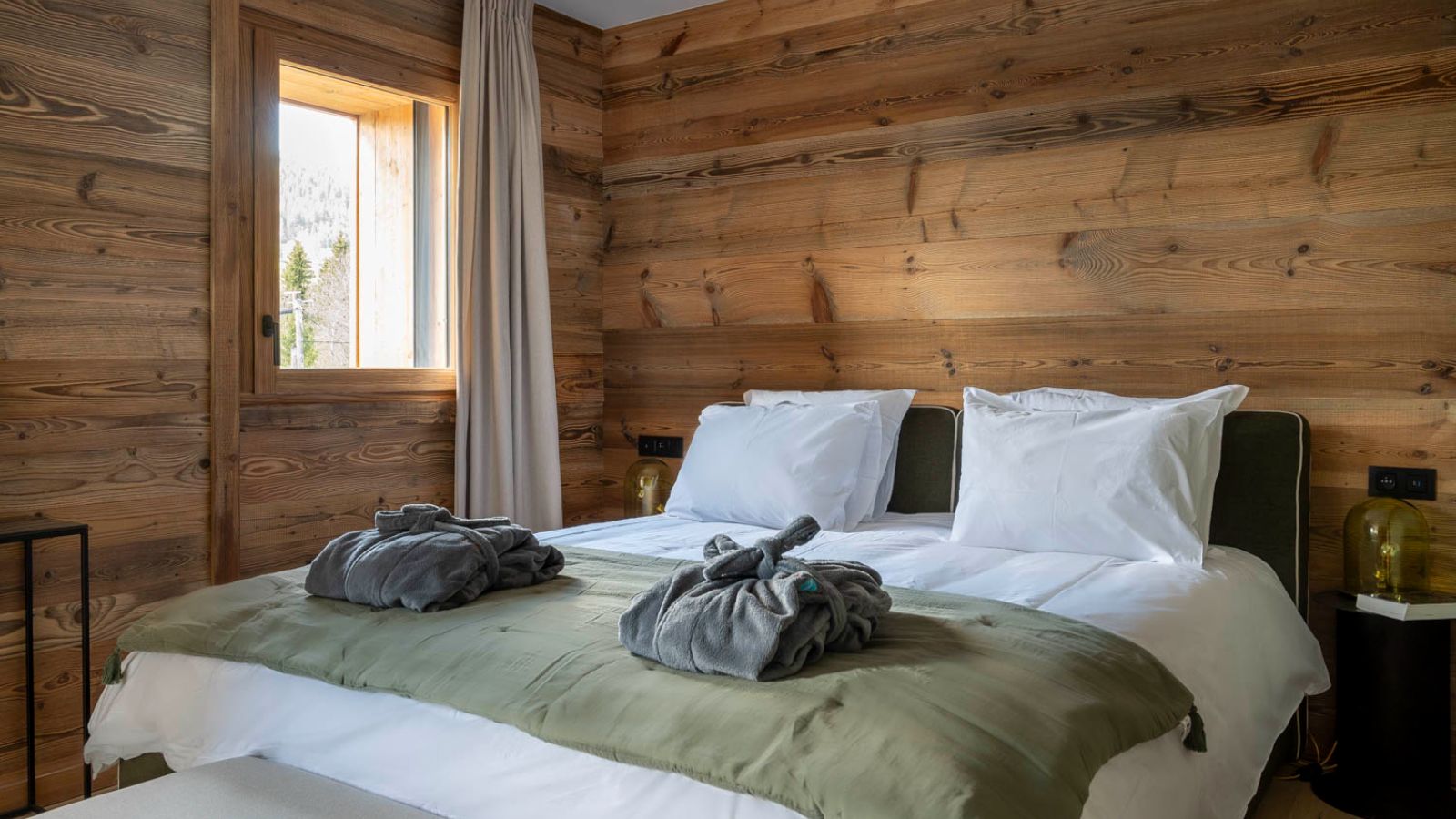 Luxury-ski-chalet-Les Gets-Chalet Grizzly-Bedroom 1-Oxford-Ski.jpg