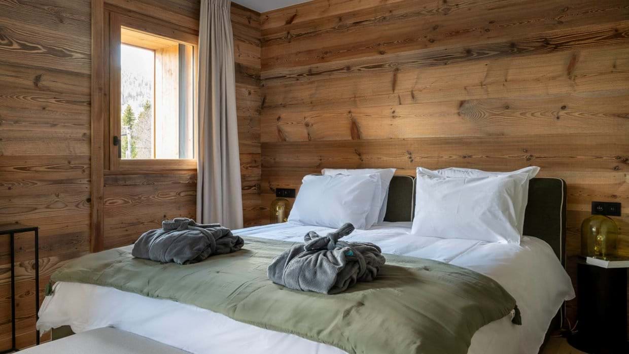 Luxury-ski-chalet-Les Gets-Chalet Grizzly-Bedroom 1-Oxford-Ski.jpg