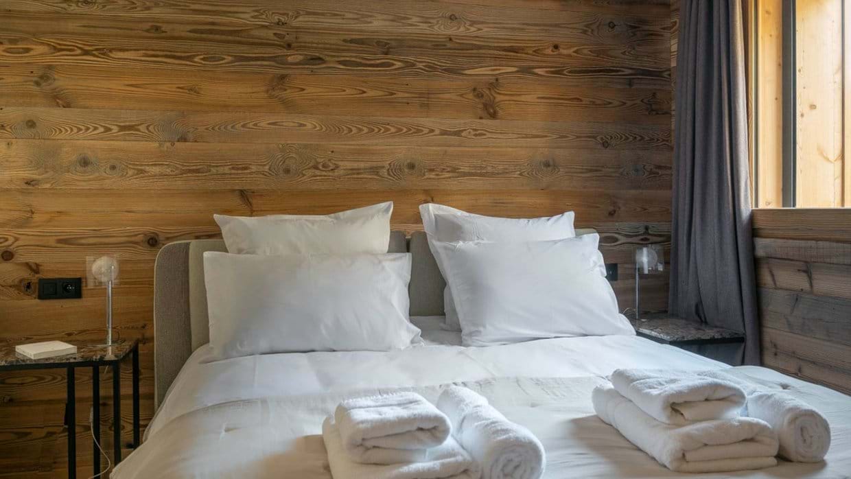 Luxury-ski-chalet-Les Gets-Chalet Grizzly-Bedroom 4-Oxford-Ski.jpg