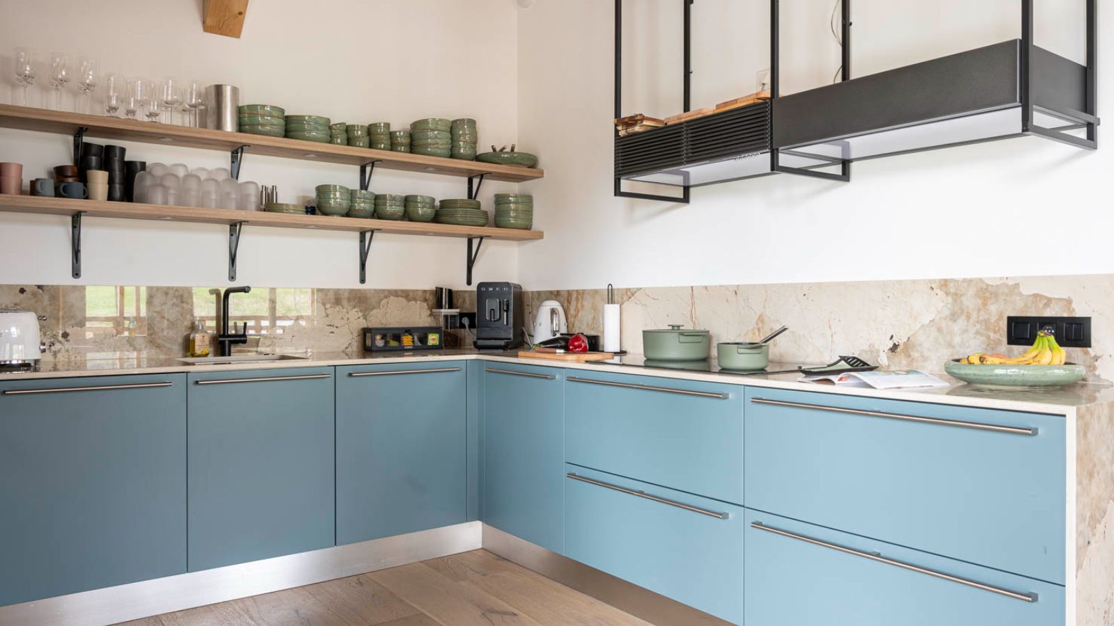 Luxury-ski-chalet-Les Gets-Chalet Grizzly-Kitchen 2-Oxford-Ski.jpg