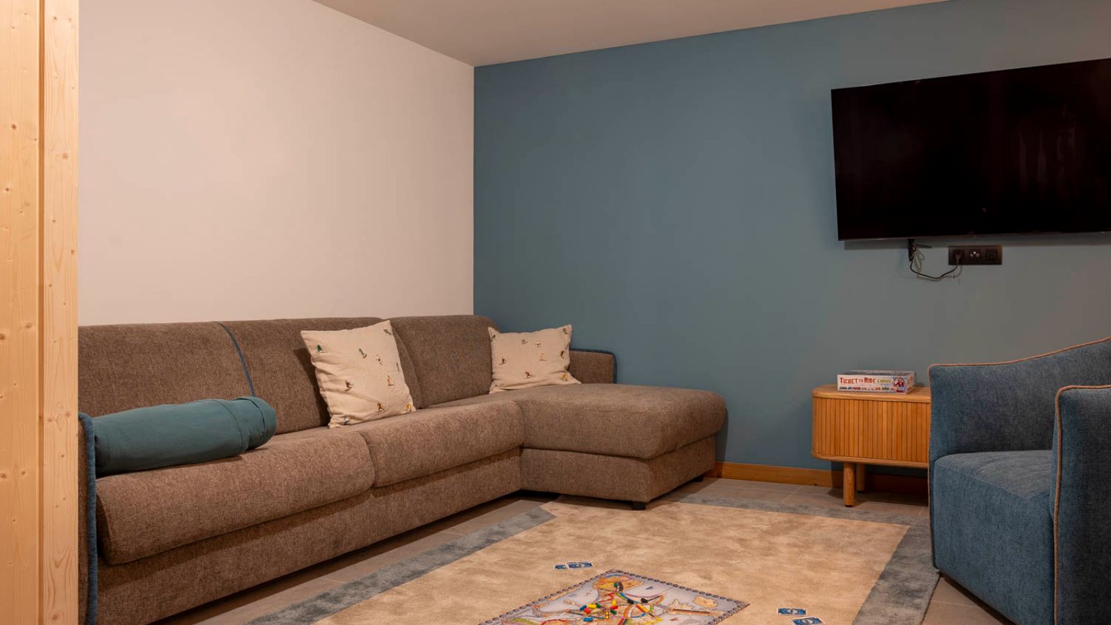 Luxury-ski-chalet-Les Gets-Chalet Grizzly-TV room-Oxford-Ski.jpg