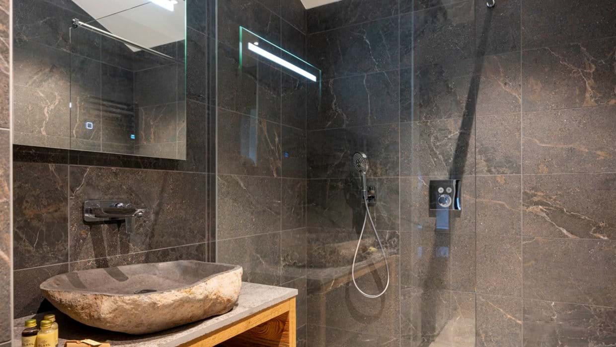Luxury-ski-chalet-Les Gets-Chalet Grizzly-Bathroom 1-Oxford-Ski.jpg