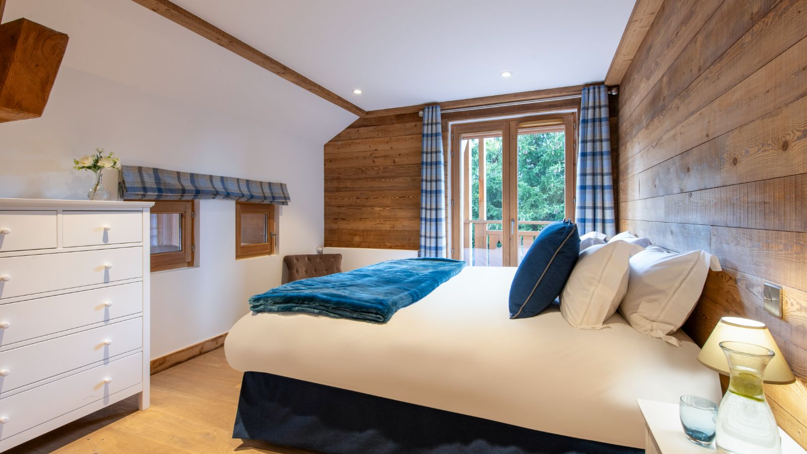 Luxury-Ski-Chalet-Meribel-Chalet La Folie-Bedroom 1-Oxford-Ski.jpg
