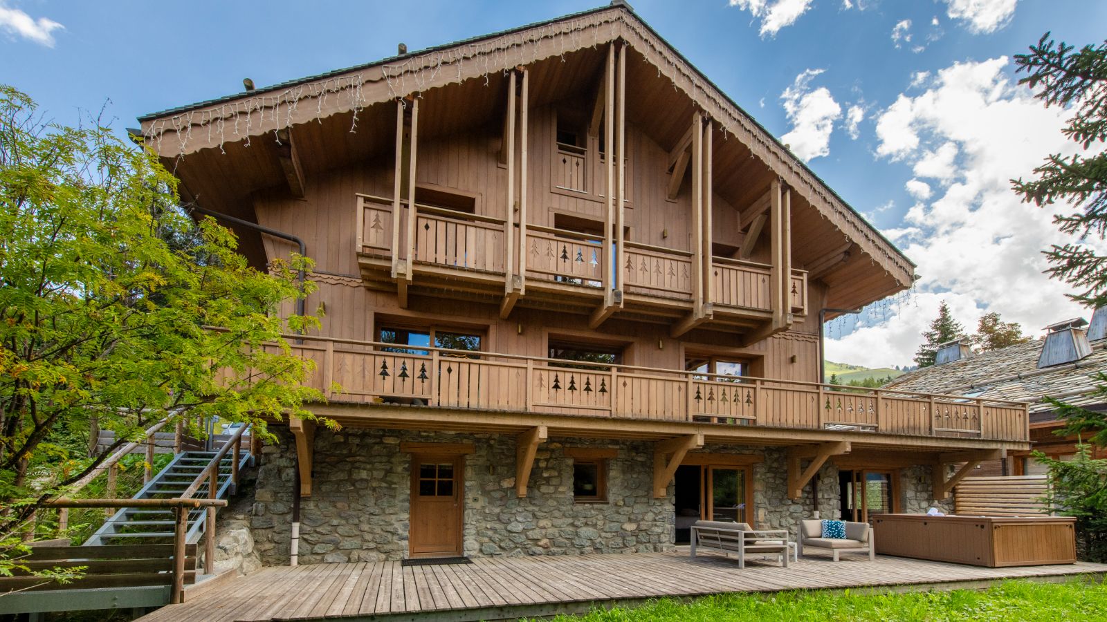 Luxury-Ski-Chalet-Meribel-Chalet La Folie-Exterior Front-Oxford-Ski.jpg