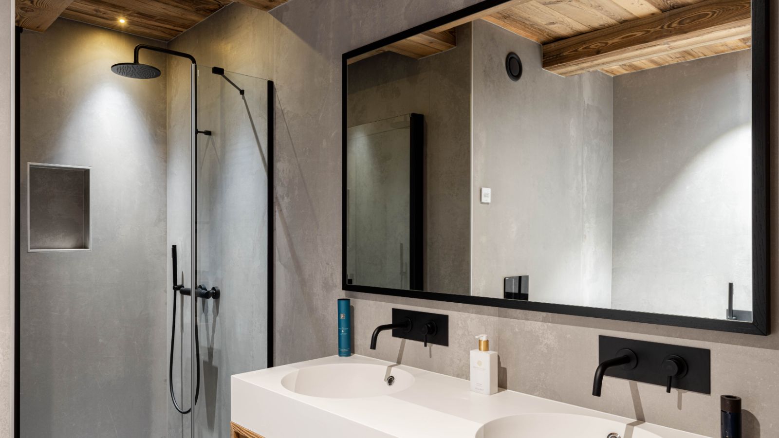 Luxury-ski-chalet-Les Gets-Chalet Genois-Bathroom 2-Oxford-Ski.jpg