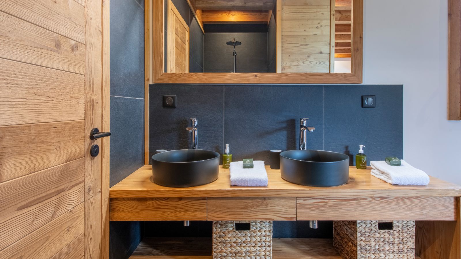 Luxury-Ski-Chalet-Morzine-Chalet-Nanook-Oxford-Ski-Bathroom.jpg