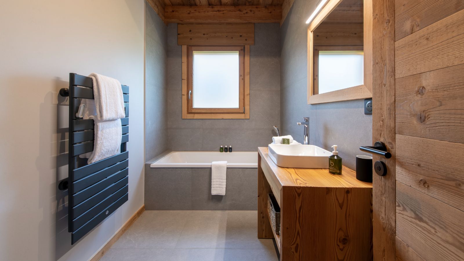 Luxury-Ski-Chalet-Morzine-Chalet-Nanook-Oxford-Ski-Bathroom2.jpg