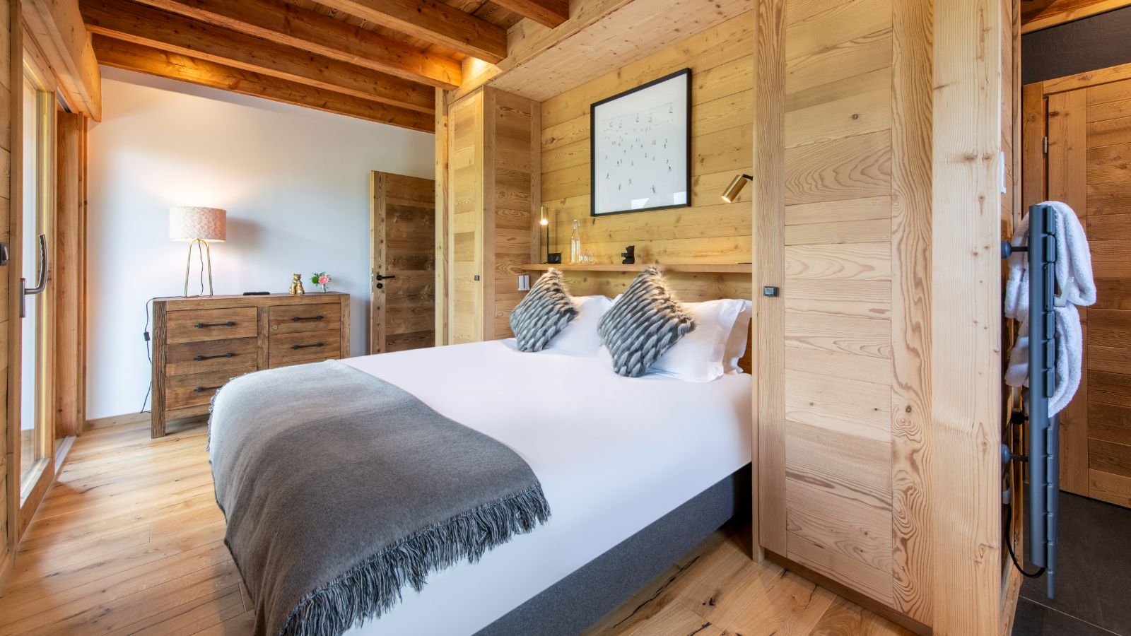 Luxury-Ski-Chalet-Morzine-Chalet-Nanook-Oxford-Ski-Bedroom (1).jpg