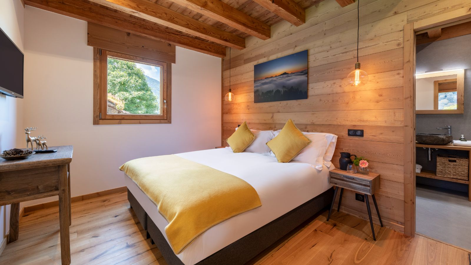 Luxury-Ski-Chalet-Morzine-Chalet-Nanook-Oxford-Ski-Bedroom (3).jpg