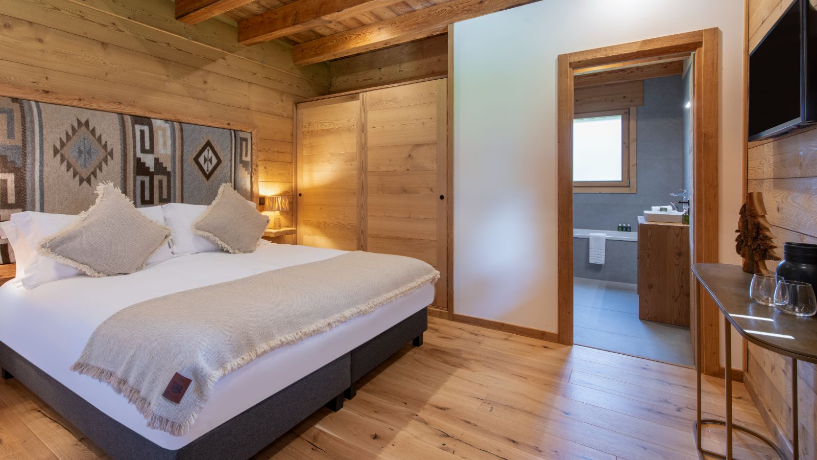 Luxury-Ski-Chalet-Morzine-Chalet-Nanook-Oxford-Ski-Bedroom (4).jpg