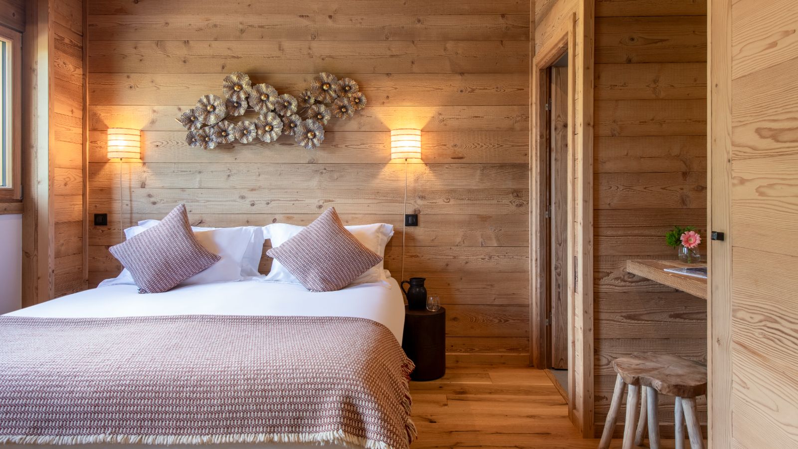 Luxury-Ski-Chalet-Morzine-Chalet-Nanook-Oxford-Ski-Bedroom (18).jpg