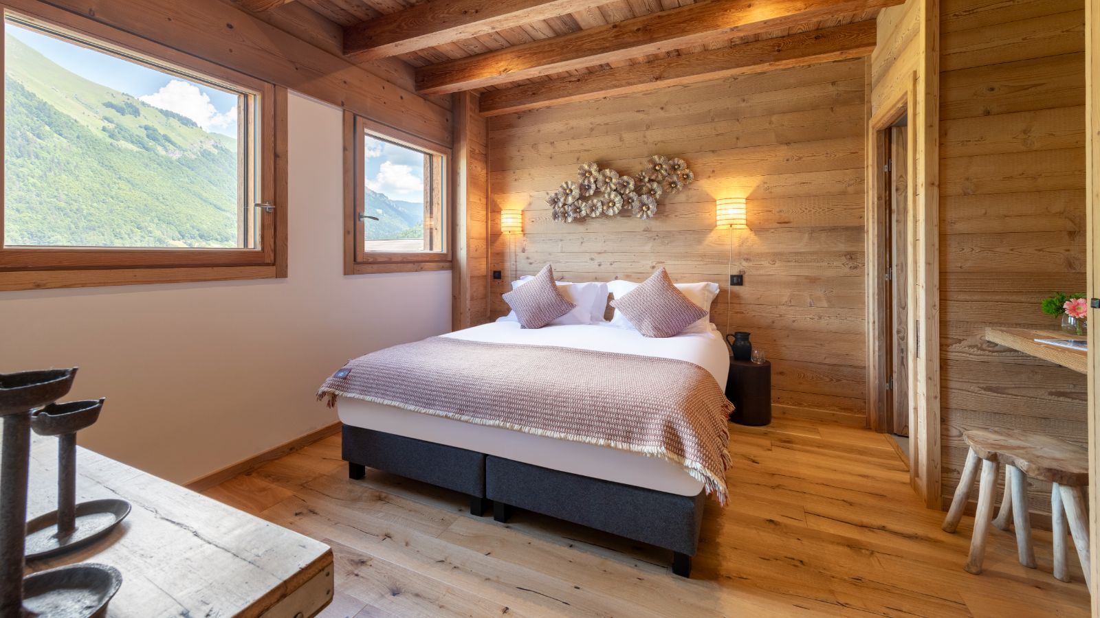 Luxury-Ski-Chalet-Morzine-Chalet-Nanook-Oxford-Ski-Bedroom (19).jpg