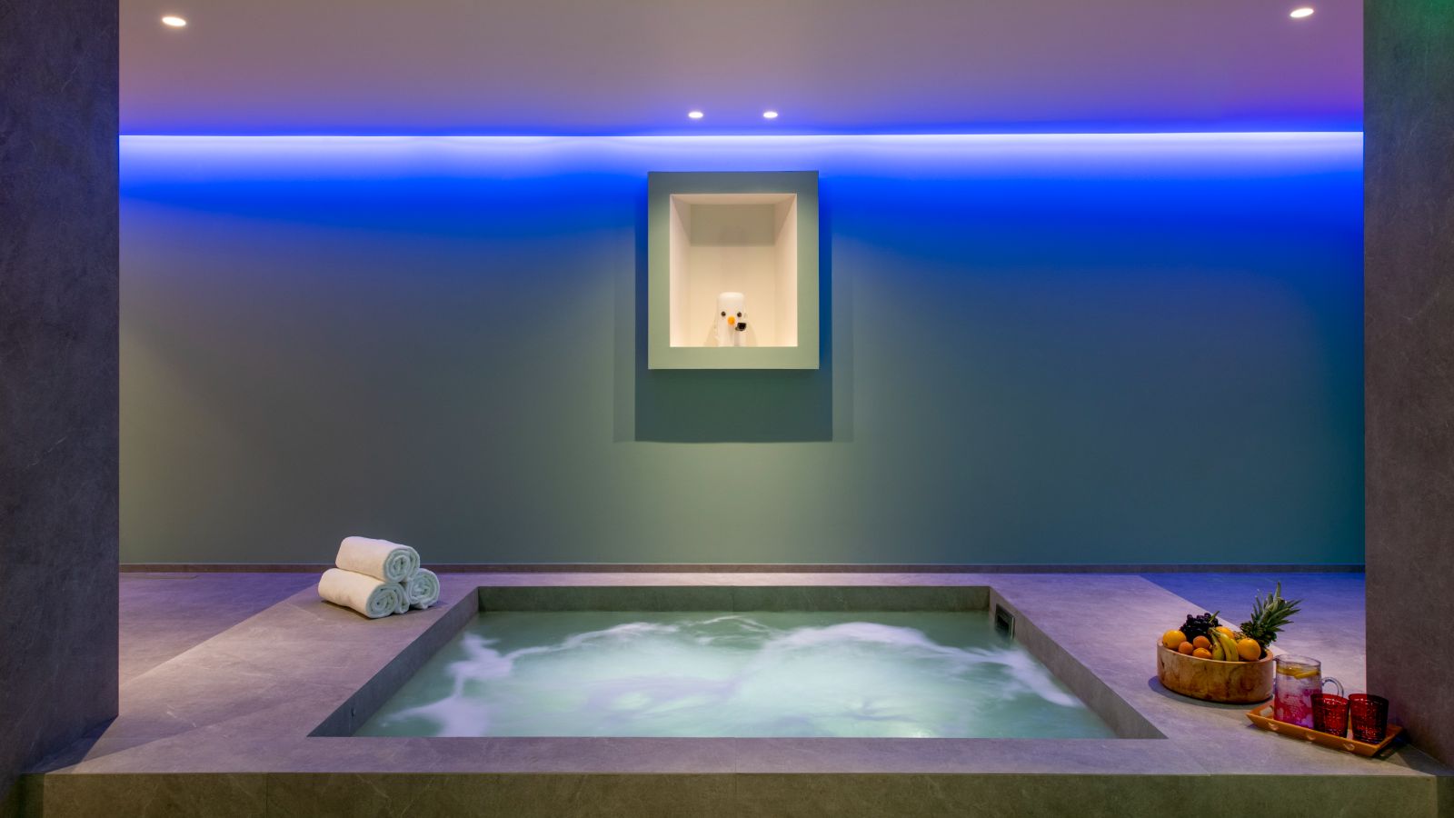 Luxury-ski-chalet-Courchevel 1850- Lord of Snow- Hot tub- Oxford-Ski.jpg