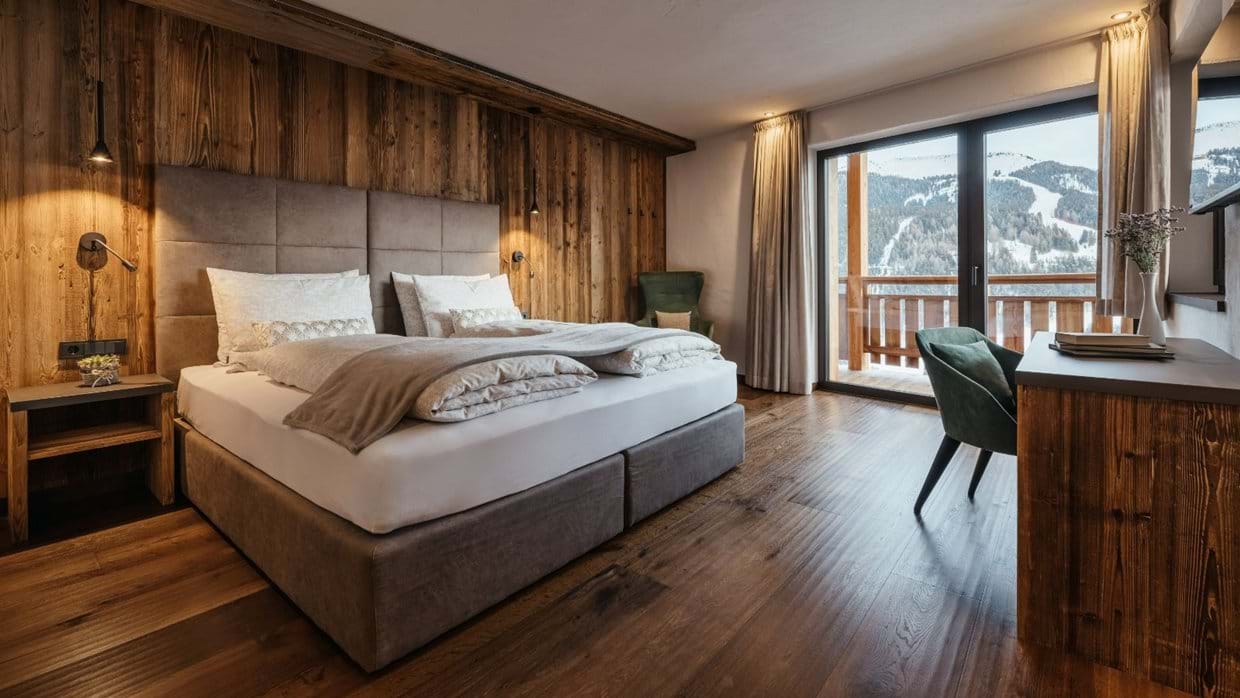 luxury-ski-chalet-val gardena-chalet-filip-oxford-ski-bedroom1.jpg