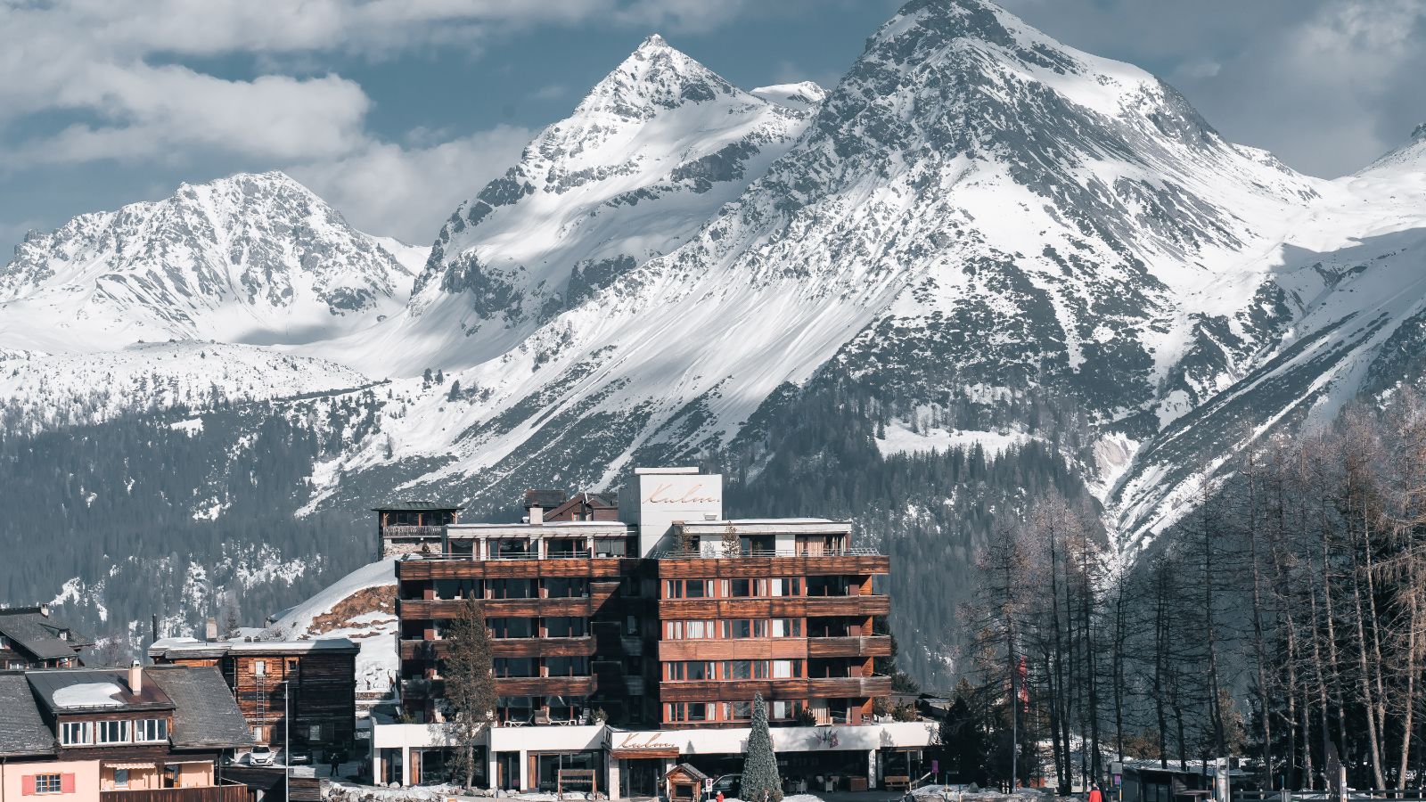 Luxury-Ski-Hotel-Arosa-Kulm-Hotel-Oxford-Ski-Exterior2.jpg