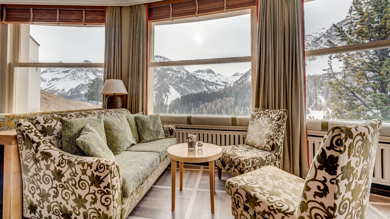 Luxury-Ski-Hotel-Arosa-Kulm-Hotel-Oxford-Ski-Lounge.jpg