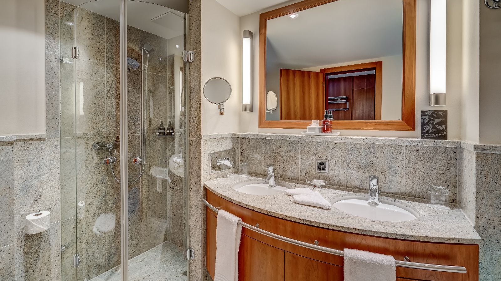 Luxury-Ski-Hotel-Arosa-Kulm-Hotel-Oxford-Ski-Bathroom.jpg