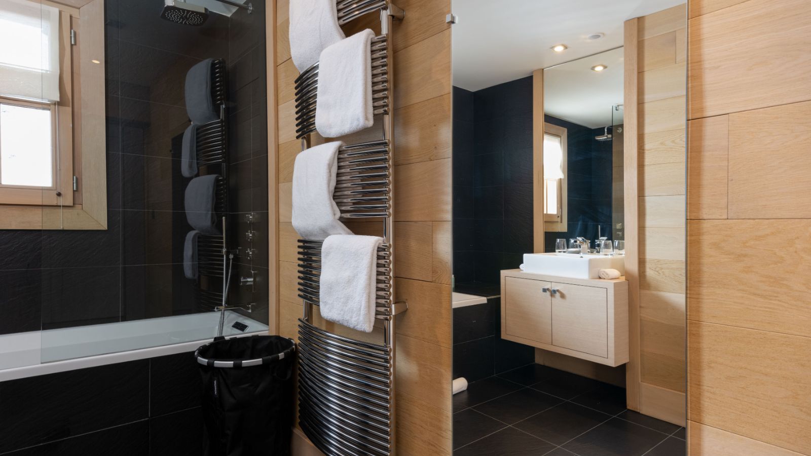 luxury-ski-chalet-courchevel-licorne-oxford-ski-bathroom (1).jpg