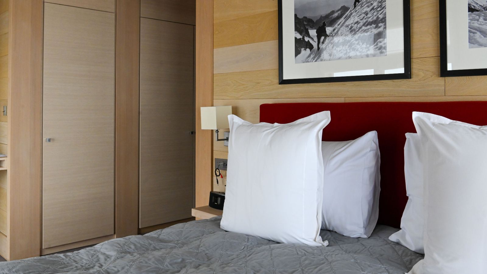 luxury-ski-chalet-courchevel-licorne-oxford-ski-bedroom (1).jpg