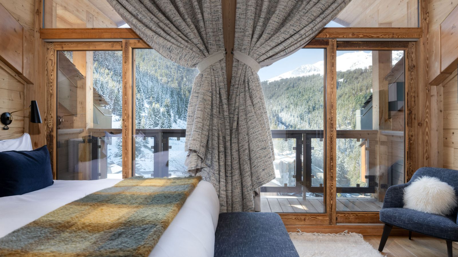 luxury-ski-chalet-courchevel-belladone-oxford-ski-bedroom (1).jpg