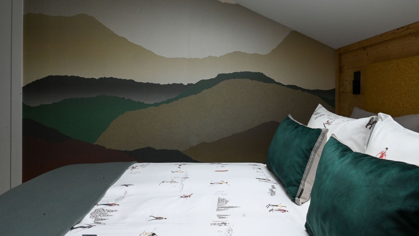 luxury-ski-chalet-courchevel-belladone-oxford-ski-bedroom (4).jpg