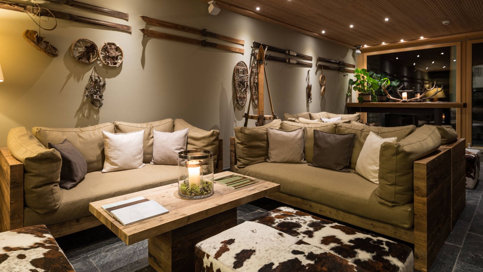 Luxury-Ski-Chalet-Via-dal-Corvatsch-Nira-Alpina-Oxford-Ski-Lounge 2.jpg