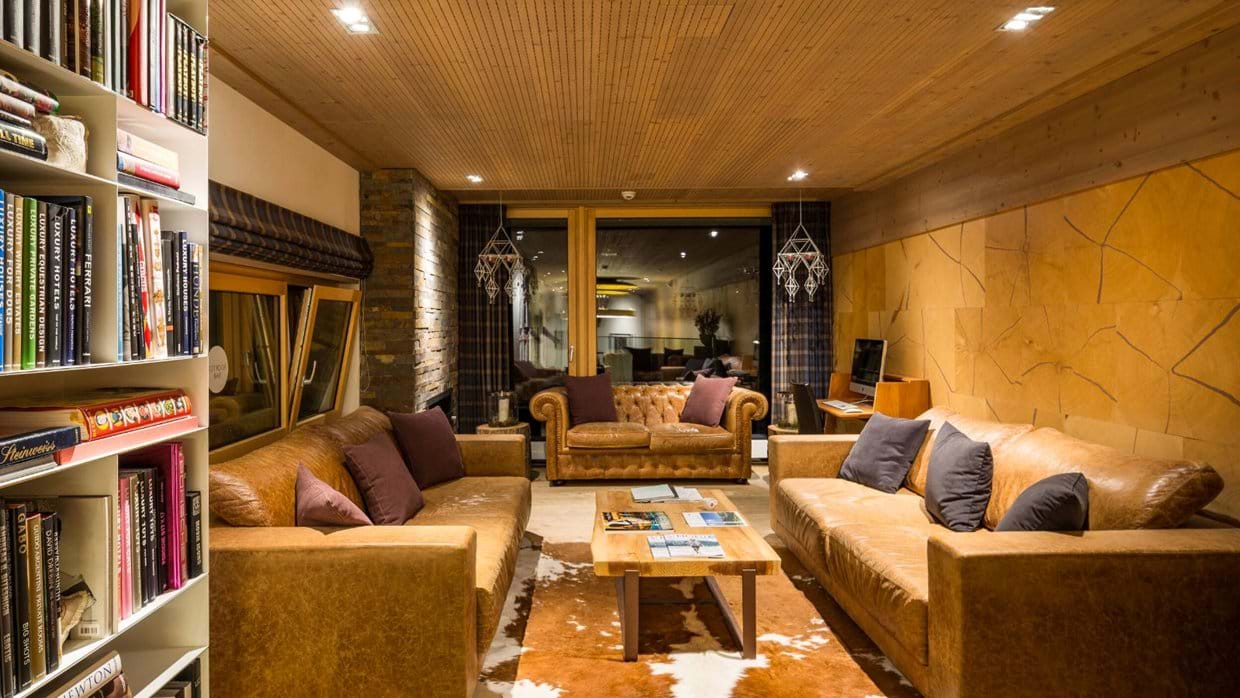 Luxury-Ski-Chalet-Via-dal-Corvatsch-Nira-Alpina-Oxford-Ski-Lounge.jpg