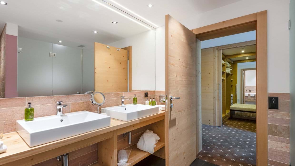 Luxury-Ski-Chalet-Via-dal-Corvatsch-Nira-Alpina-Oxford-Ski-Bathroom 2.jpg