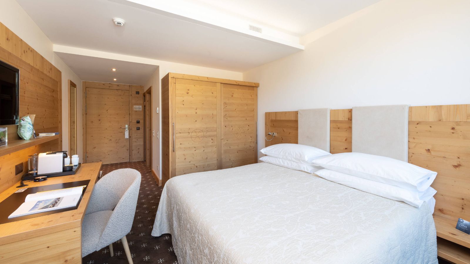 Luxury-Ski-Chalet-Via-dal-Corvatsch-Nira-Alpina-Oxford-Ski-Bedroom 2.jpg