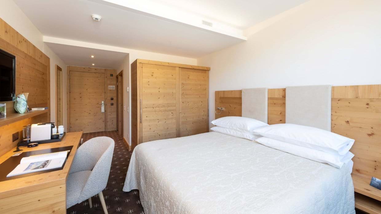 Luxury-Ski-Chalet-Via-dal-Corvatsch-Nira-Alpina-Oxford-Ski-Bedroom 2.jpg