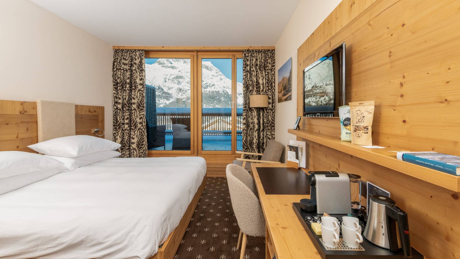Luxury-Ski-Chalet-Via-dal-Corvatsch-Nira-Alpina-Oxford-Ski-Bedroom.jpg