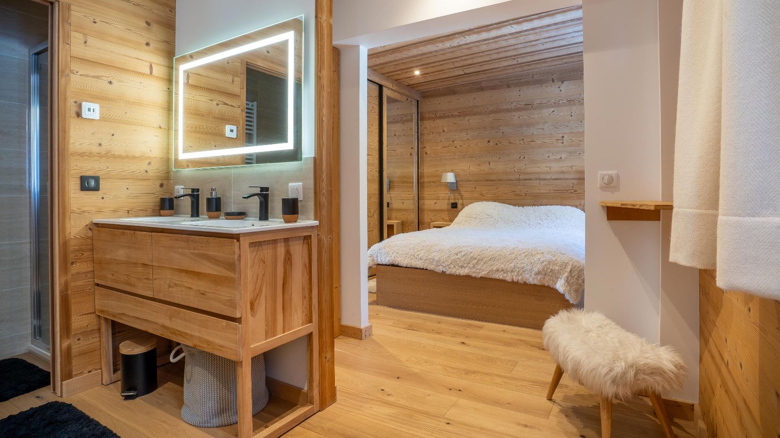 Luxury-Ski-Chalet-Les-Arcs-Chalet-Saint-Barth-Oxford-Ski-Bedroom (7).jpg