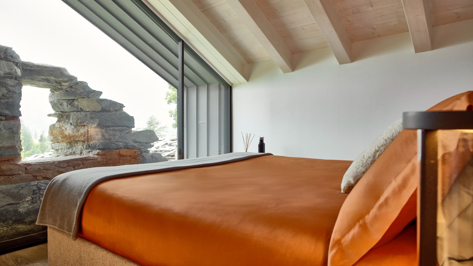 Luxury-Ski-Chalet-Cervinia-Heritage-Carrel-Oxford-Ski-Bedroom (1).jpg