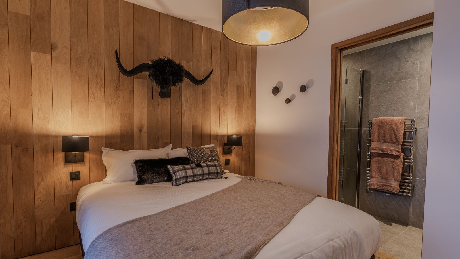 Luxury-Ski-Apartment-Courchevel-1650-Le-Glacier-Labby-Oxford-Ski-Bedroom (1).jpg