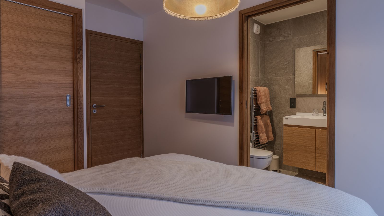 Luxury-Ski-Apartment-Courchevel-1650-Le-Glacier-Labby-Oxford-Ski-Bedroom (7).jpg