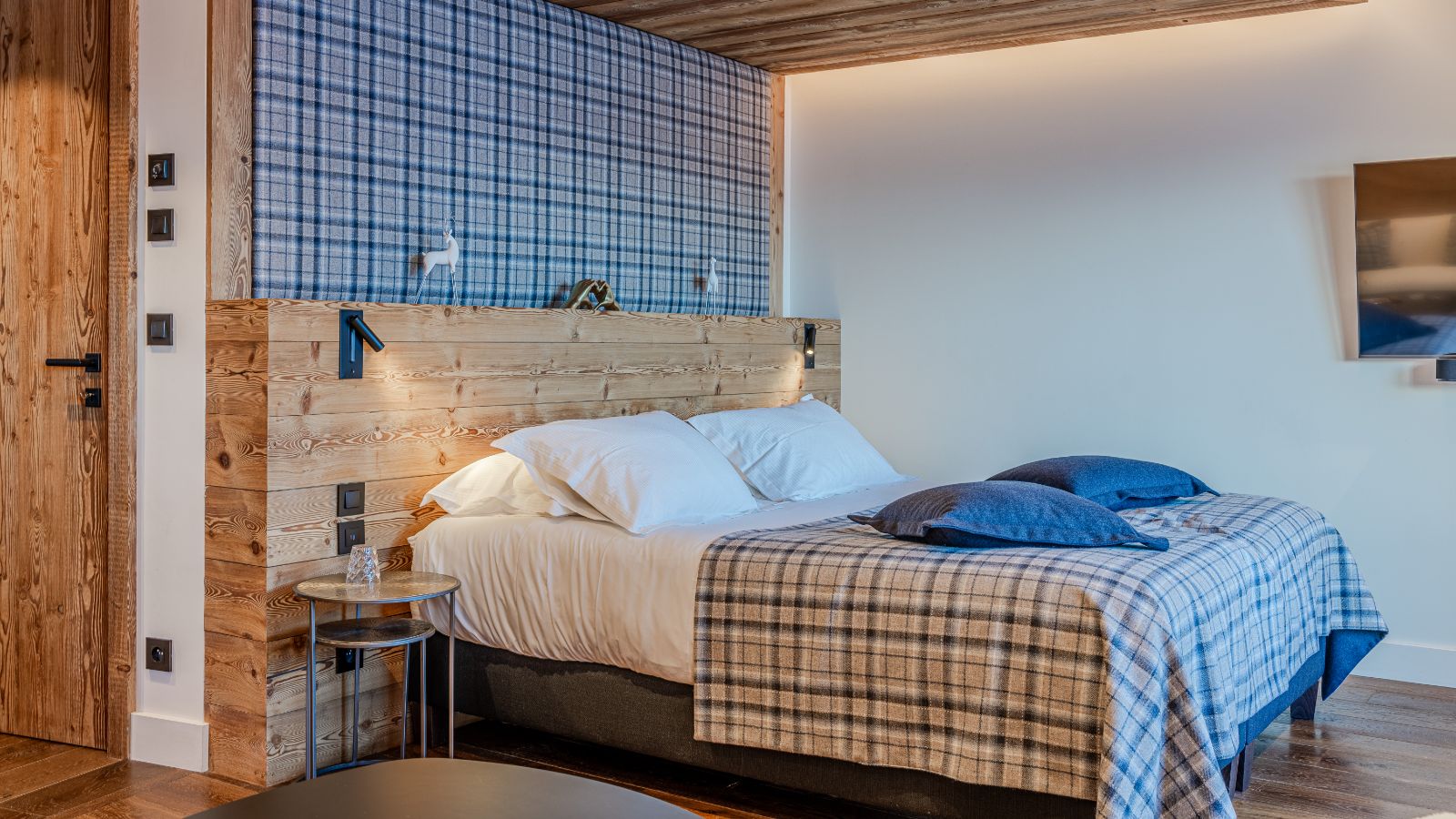 Luxury-Ski-Chalet-Courchevel-Le-Praz-Le-Moulin-Oxford-Ski-Bedroom (4).jpeg