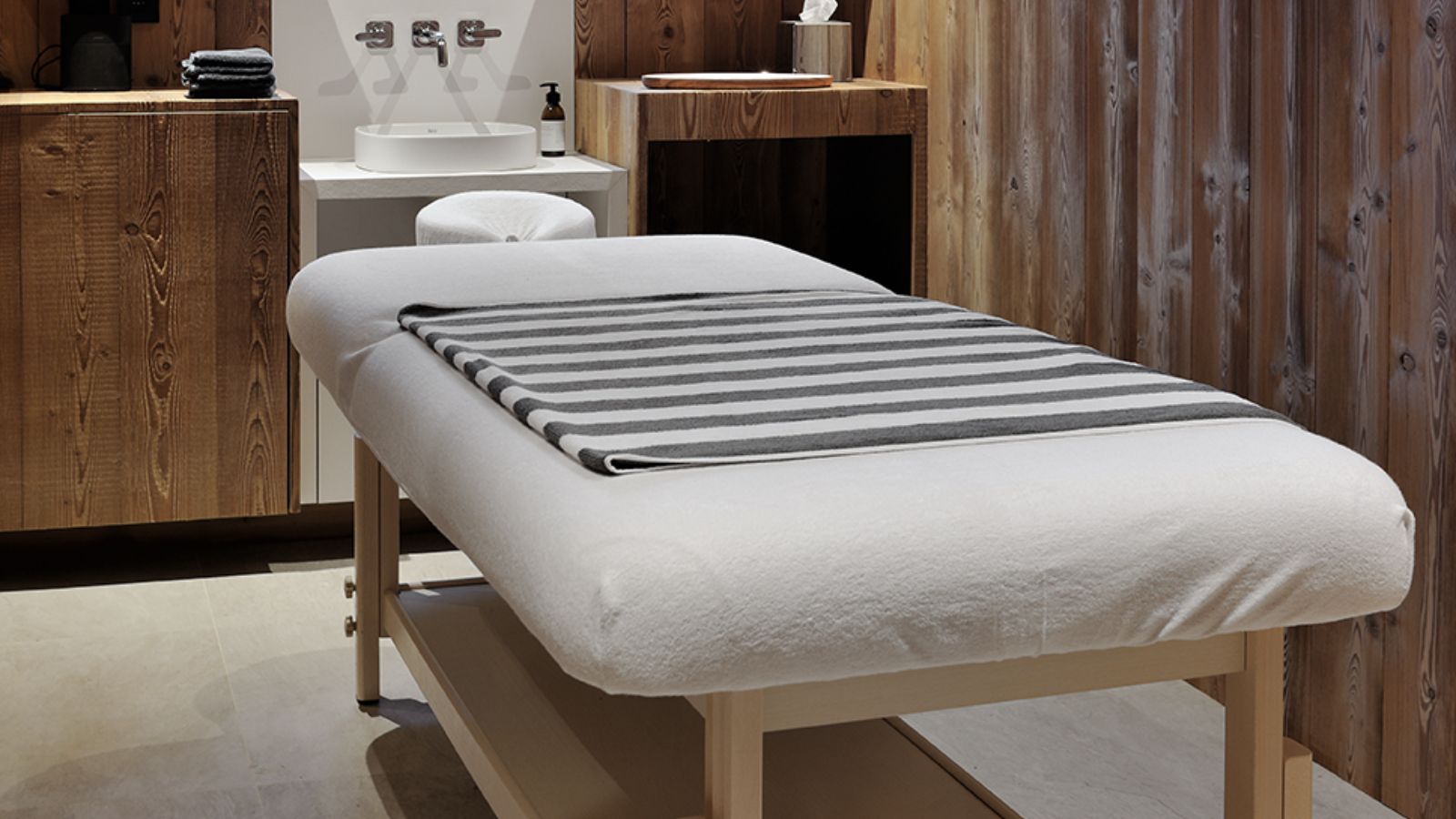 Luxury-Ski-Chalet-Courchevel-Le-Praz-Le-Moulin-Oxford-Ski-Massage.jpg