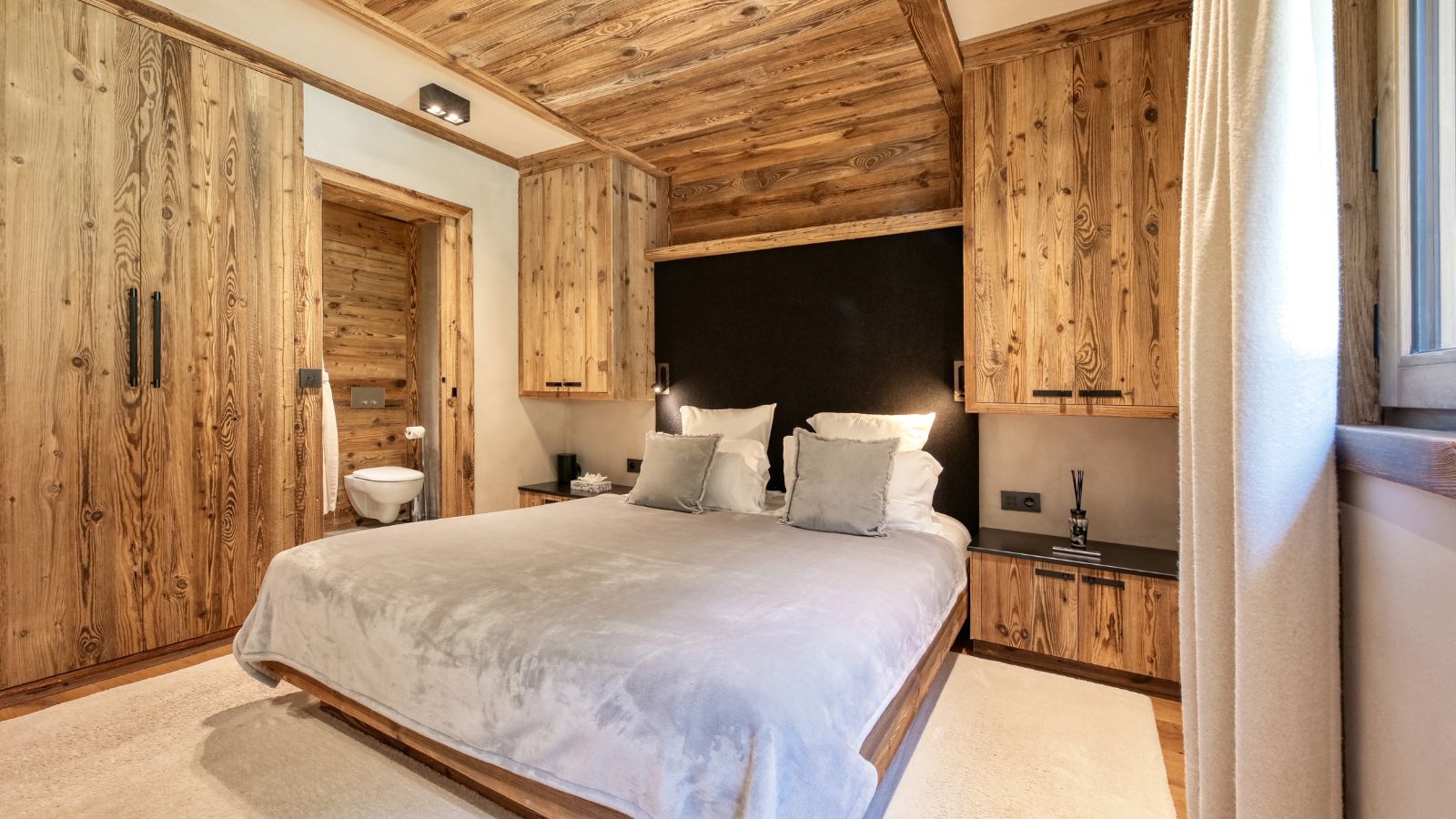 Luxury-Ski-Chalet-Megeve- Chalet Apollo-Bedroom 4-Oxford-Ski.jpg